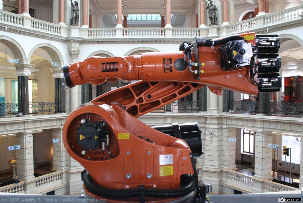 1989 - Robot industrial KUKA. Museo de la Comunicación de Berlin