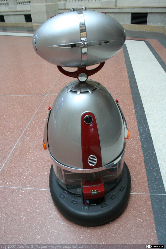 Robots de bienvenida al visitante (1). Museo de la Comunicación de Berlin