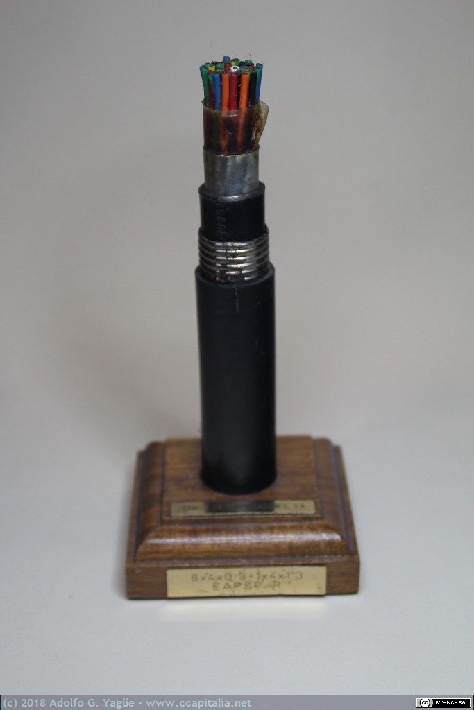 628 - Cable de 9 cuadretes de 0,9 y 1,3mm. Aislante de plástico, acero corrugado, 1980