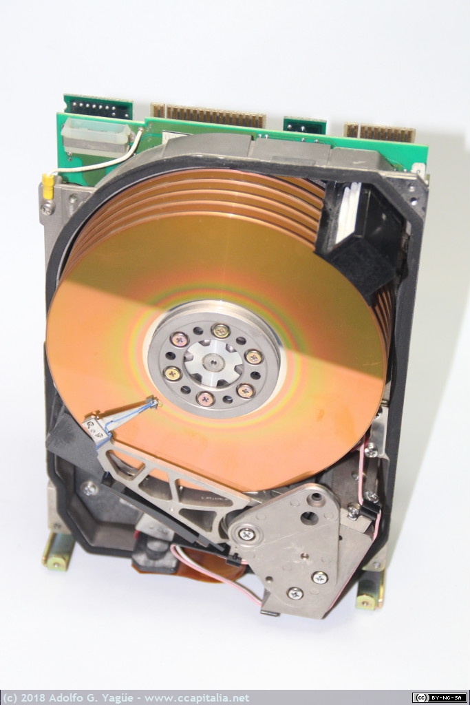 146 - Disco Duro de 20MB 5" 1/4 abierto (interface ST-506)