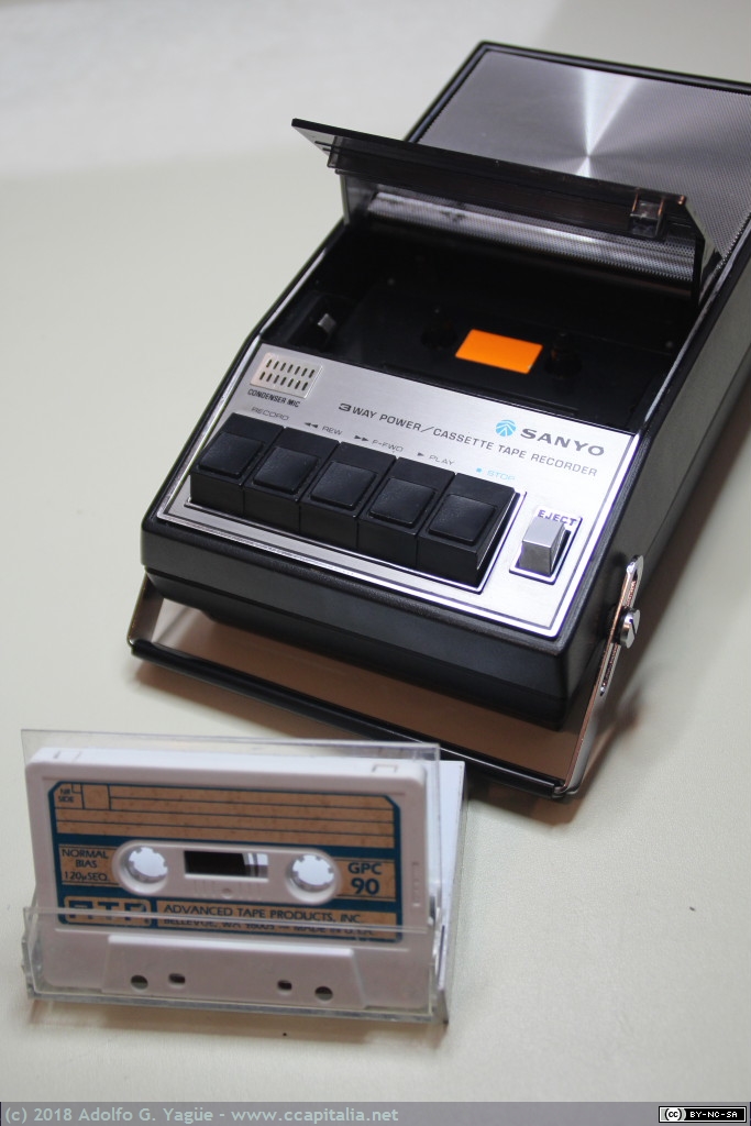 803 - Reproductor y grabador de cintas de cassette, 1975
