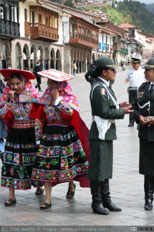 Tradición y Mujeres agente de policia