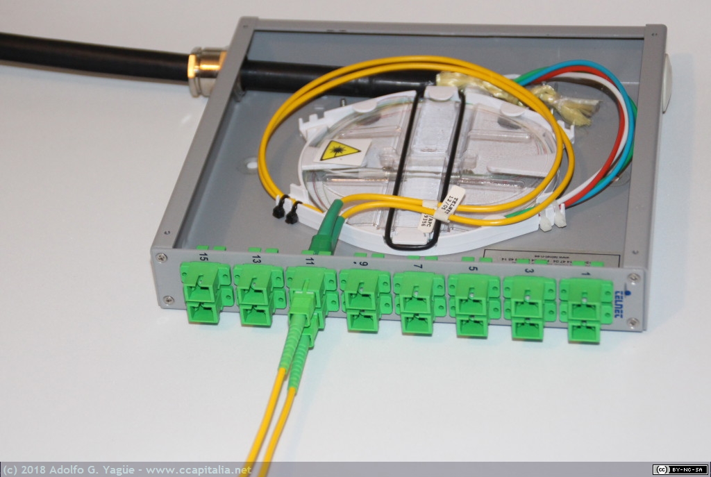 718 - Repartidor óptico SC/APC finalizando un cable PKP (Polietileno Kevlar Polietileno), 2004