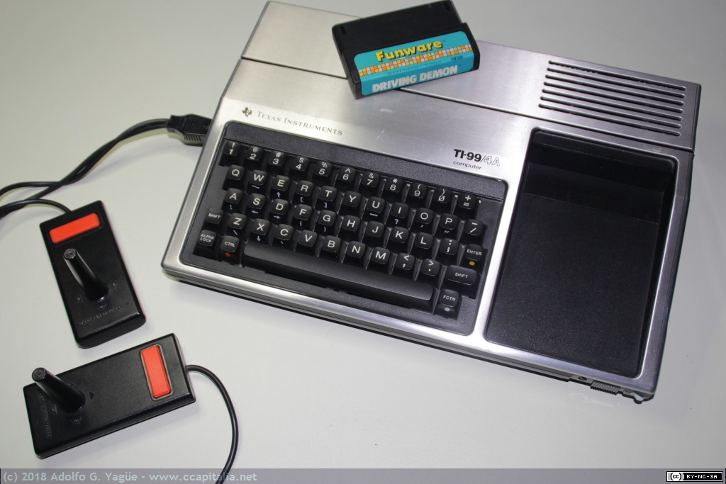 228, 508 y 424 - Texas Instruments TI-99/4A, joystics y cartucho Driving Demon (1), 1981