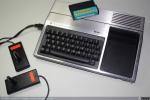 228, 508 y 424 - Texas Instruments TI-99/4A, joystics y cartucho Driving Demon (1), 1981