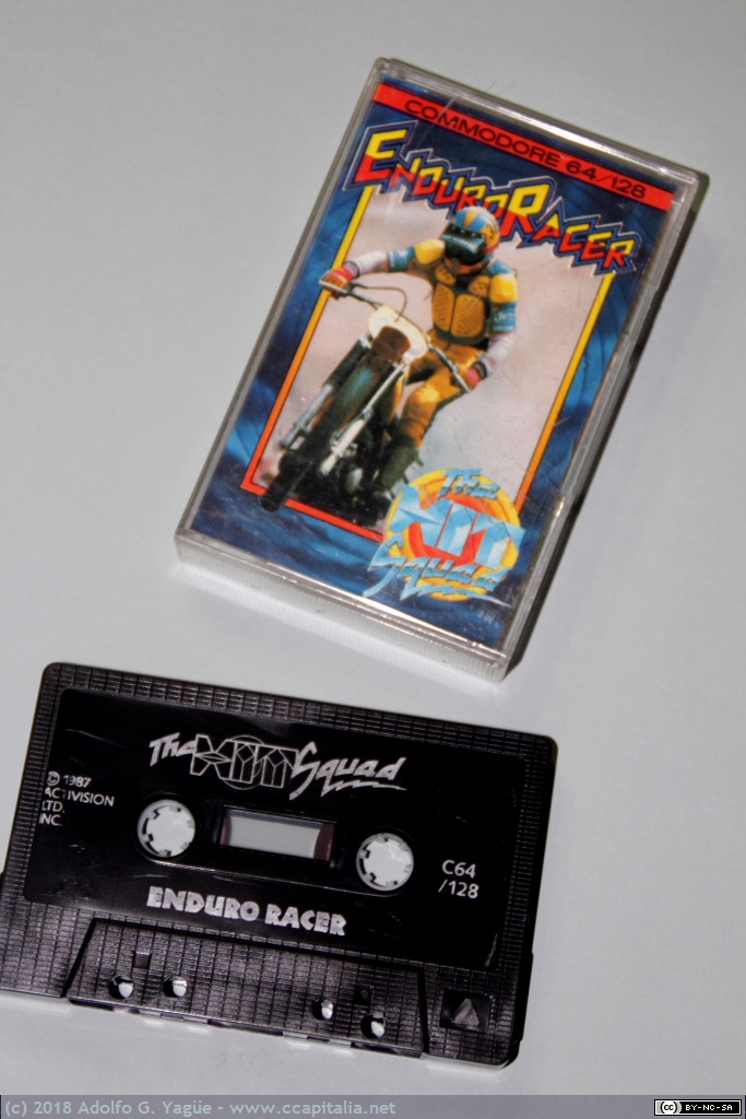 438 - Enduro Racer para Commodore 64. Sega, 1986