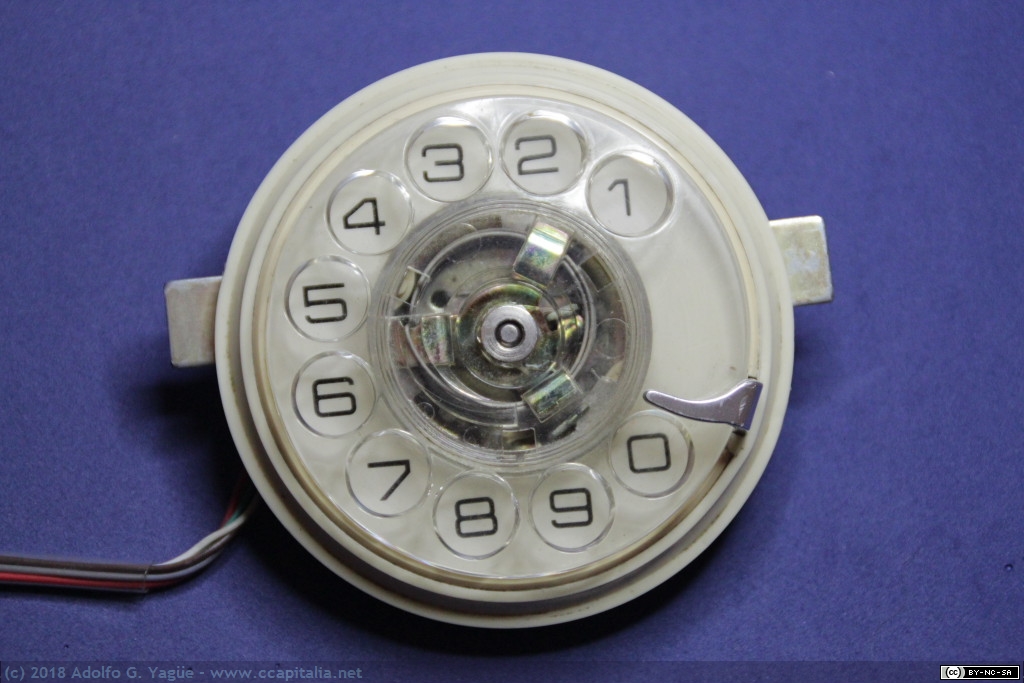 1068 - Detalle mecánico del dial de un teléfono Heraldo (1), 1975
