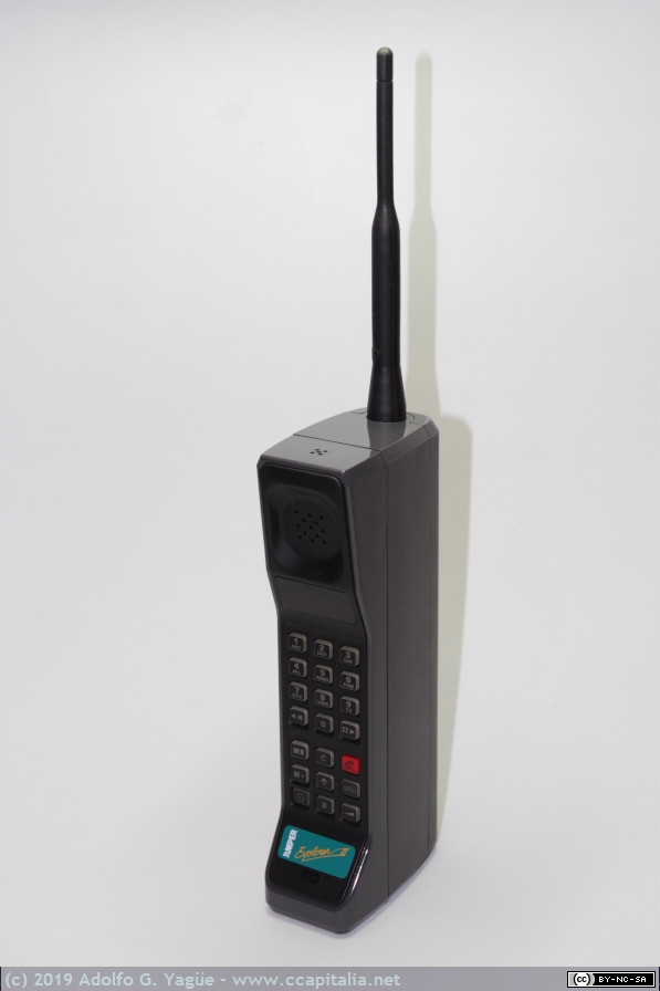 1101 - Amper Explorer II (TACS 900). OEM Motorola, serie DynaTAC (1), 1990