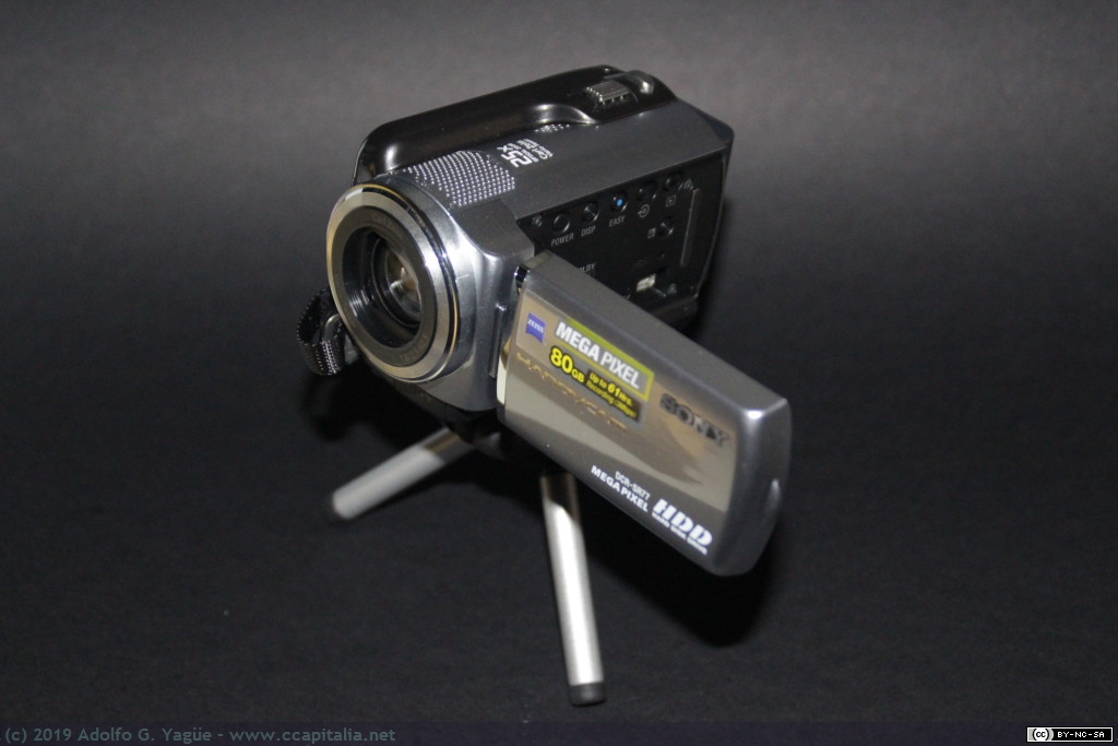 1241 - Videocámara Sony Handycam HDD DCR-SR77. Disco Duro de 80GB, 2008