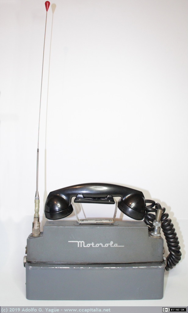 1256 - Radioteléfono VHF (152MHz y 174MHz) FM. Motorola Handie-Talkie FHTRU-1A (1), 1950