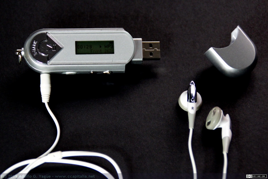 1260 - Grabador y reproductor de ficheros de audio MP3 con USB y memoria de 128MB, 2001