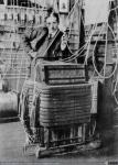1381 - Arthur T. Cahill junto a un mezclador de tonos (circa 1906). Magic Music from The Telharmonium (3), 1995