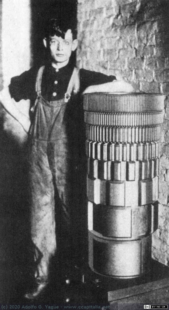 1381 - Joven operario junto a un rotor de 8 alternadores (circa 1906). Magic Music from The Telharmonium (5), 1995