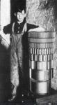 1381 - Joven operario junto a un rotor de 8 alternadores (circa 1906). Magic Music from The Telharmonium (5), 1995