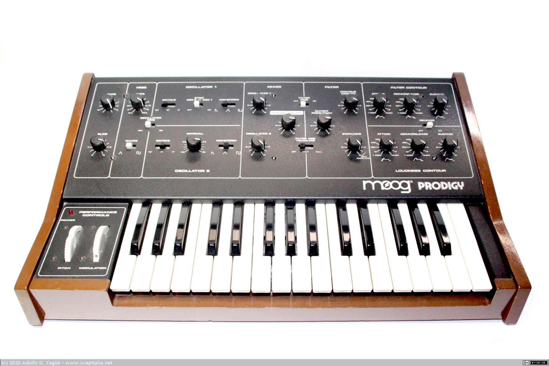 1432 - Moog Prodigy. Sintetizador monofónico de 2 osciladores, 1979
