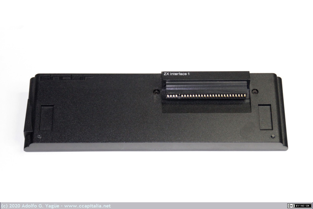 275 - ZX Interface 1. Permite a un Spectrum trabajar con unidades ZX Microdrive, puerto RS-232 y red local (ZX Net), 1983