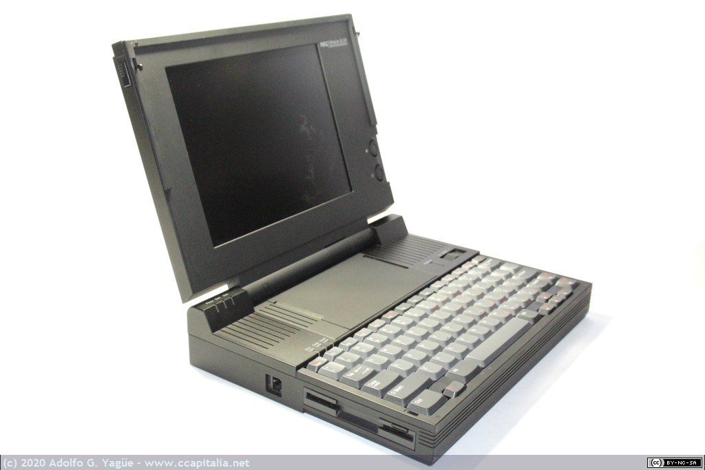 711 - NEC UltraLite SL20. Intel 386 SL 20MHz, monocromo y FDD (2), 1992