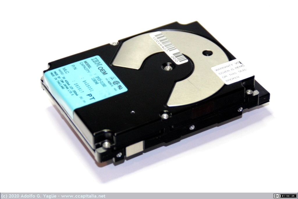 717 - Disco duro de 1G IBM de 3'' 1/2 con interface SCSI (1), 1995