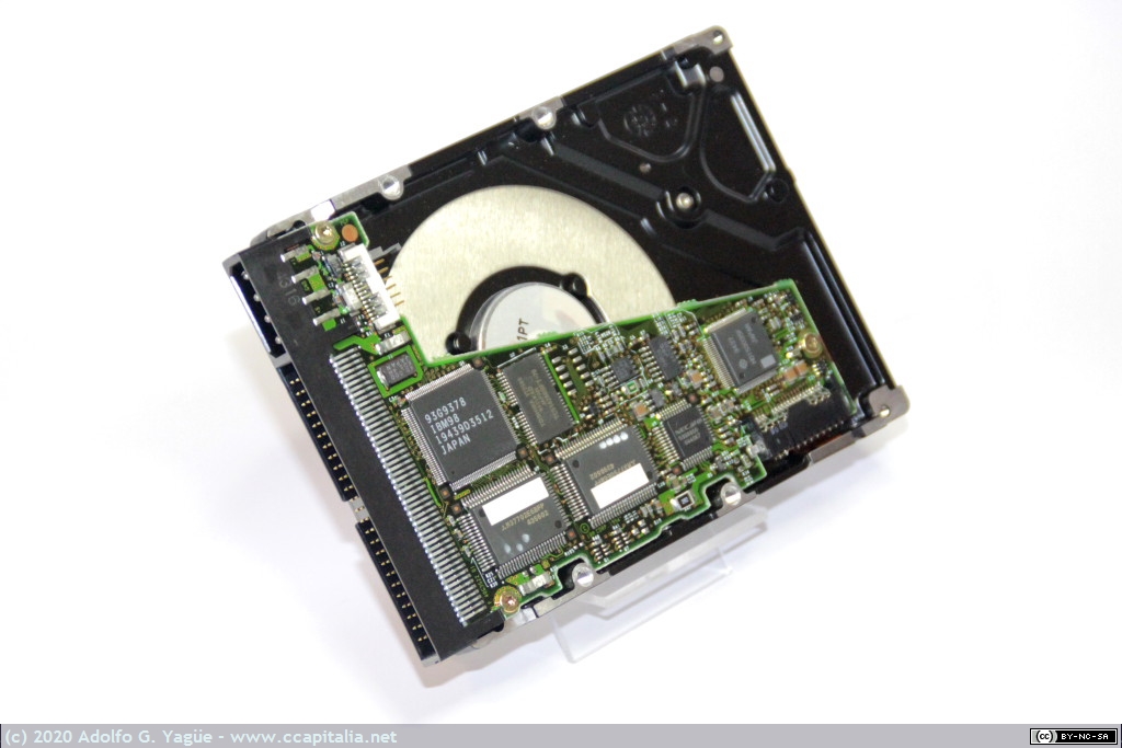 717 - Disco duro de 1G IBM de 3'' 1/2 con interface SCSI (2), 1995