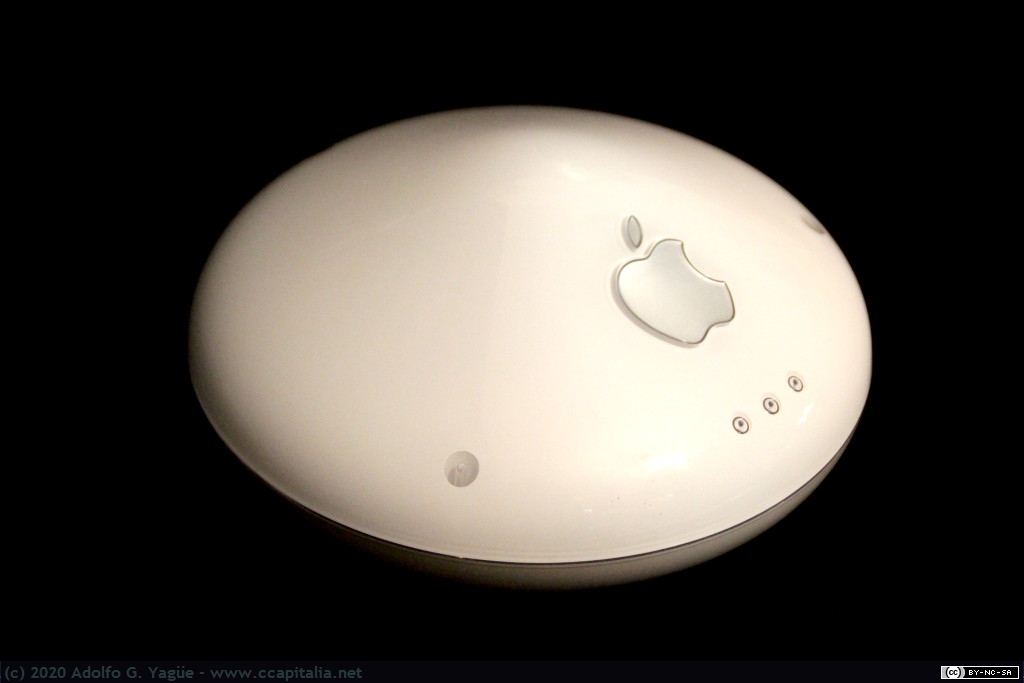 1458 - Apple AirPort Base Station (Snow). Punto de acceso 802.11b, dual Ethernet y modem V.90, 2001