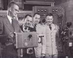 1534 - Cámara Dage presentada a miembros de U. S. Airforce en las instalaciones de Dage-Thompson en Beech Grove, Indiana, 1953