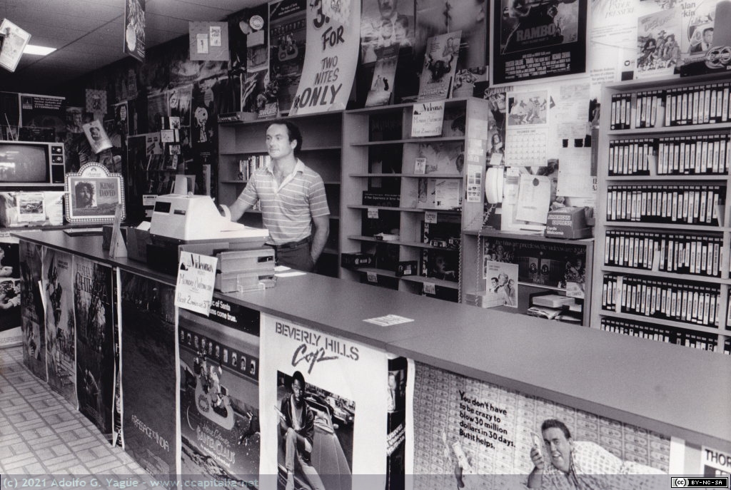 1538 - Joe Hayden en el videoclub Video Max Store (EE.UU.) (1), 1985