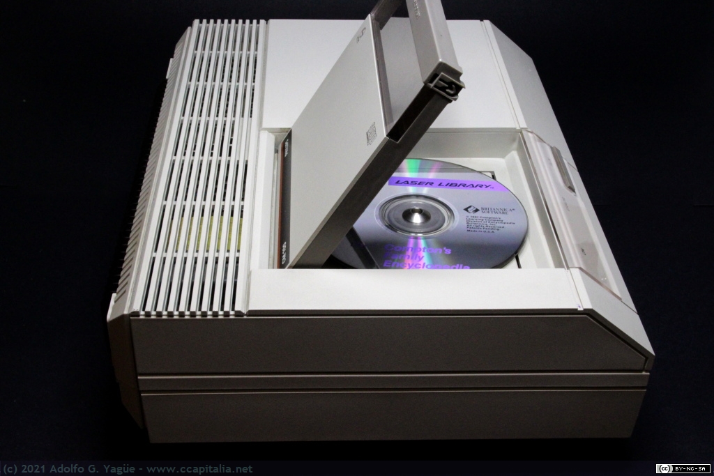 1544 - Philips CM 100. Primer reproductor comercializado de CDROM (2), 1986
