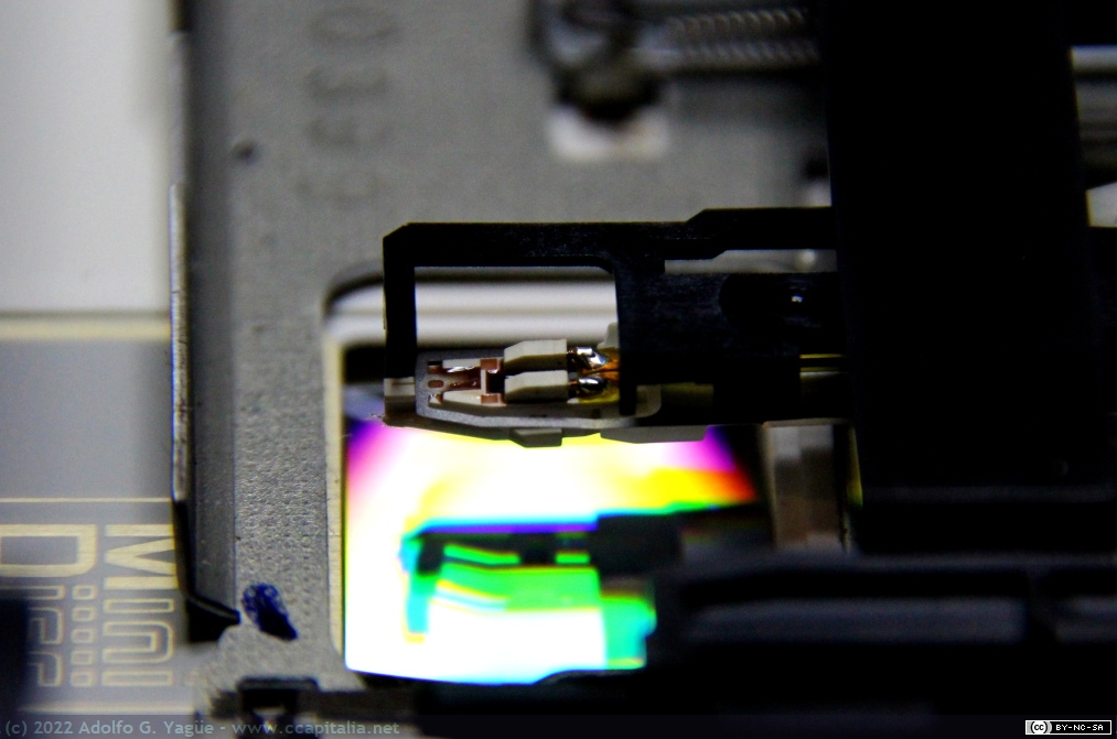 1564 - MiniDisc Sony MDS-JE330. Detalle cabeza magnética para escritura (4), 1999
