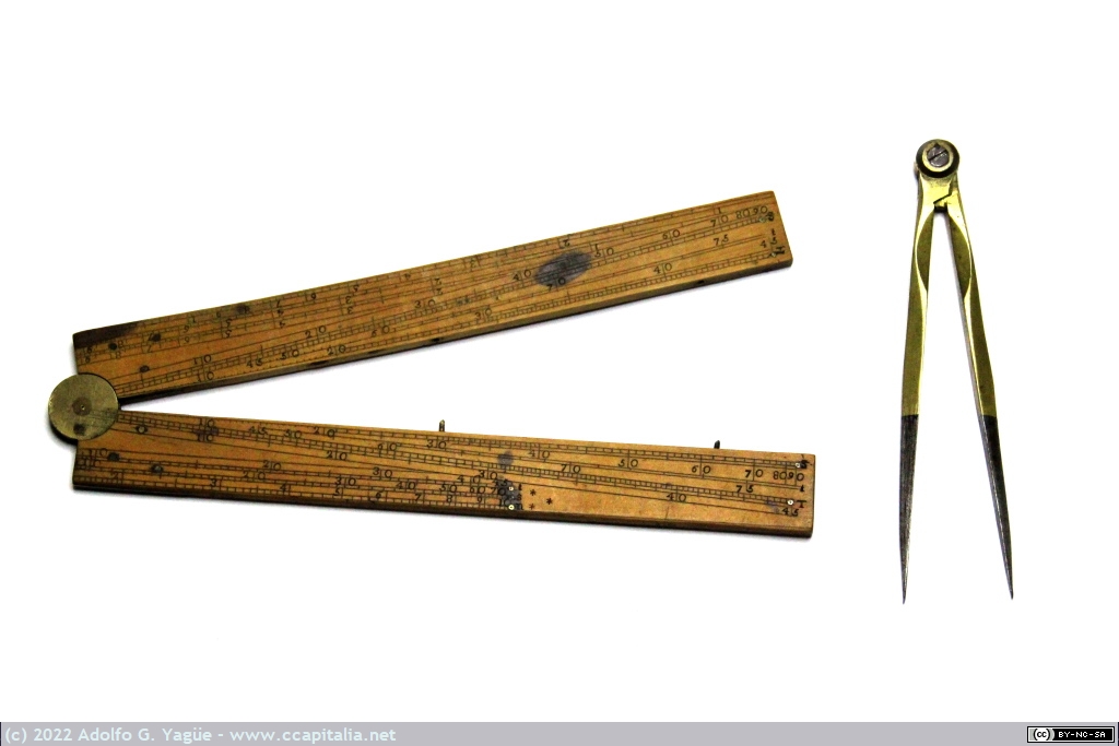 1585 - Compás de proporción inglés (conocido como sector) o pantómetra junto a compás de puntas (2), principio s. XIX