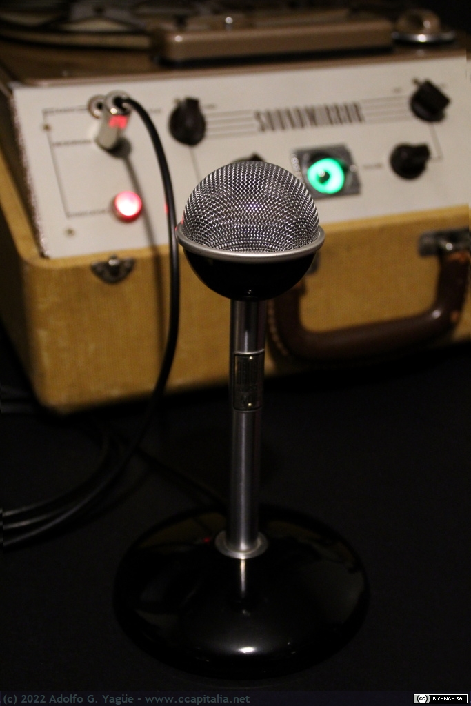 1563 - Magnetófono Soundmirror BK-455P. Detalle de micrófono Brush BA-106 (3), 1953