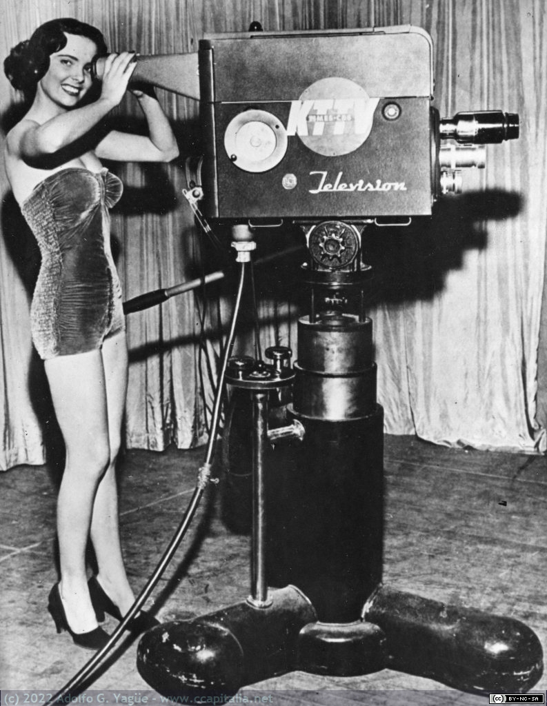 1626 - Hazel Shaw, Miss Television de la KTTV (Los Ángeles), junto a una cámara RCA TK10 (Orticon), 1950