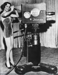 1626 - Hazel Shaw, Miss Television de la KTTV (Los Ángeles), junto a una cámara RCA TK10 (Orticon), 1950