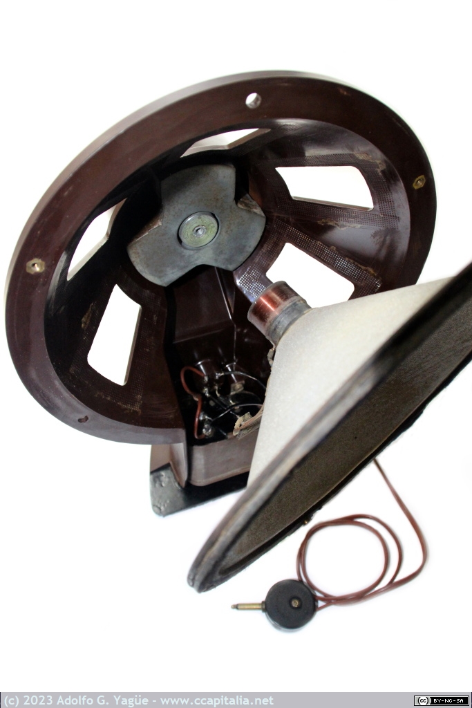 1642 - Philips 2109. Altavoz dinámico de bobina móvil. Detalle de imán permanente, bobina y membrana (3), 1930