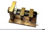1643 - Teléfono de Graham Bell. Detalle de imán permante, electroimanes-bobinas y lengüeta metálica (2), 1876