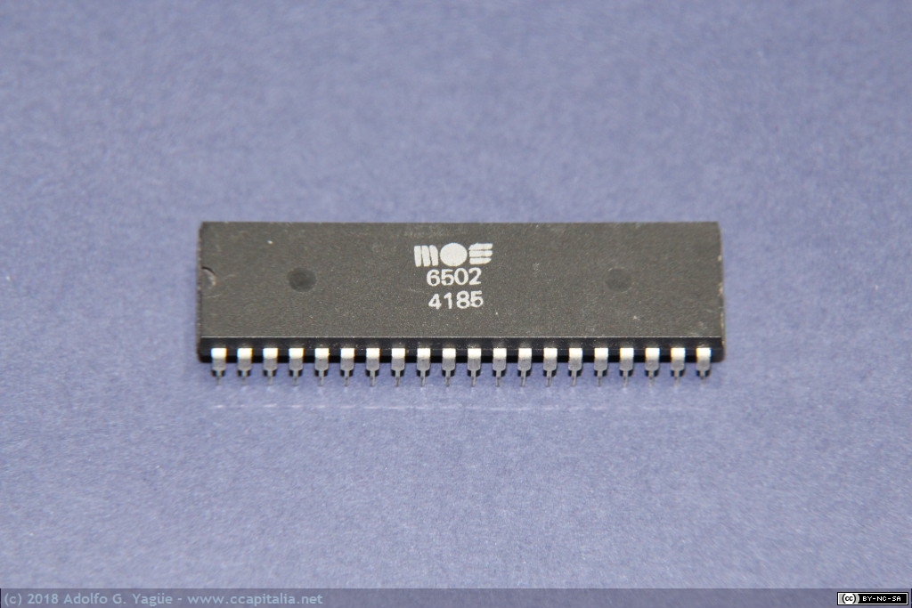 105 - Microprocesador MOS 6502. 8bits y reloj de 1 a 3MHz, 1975