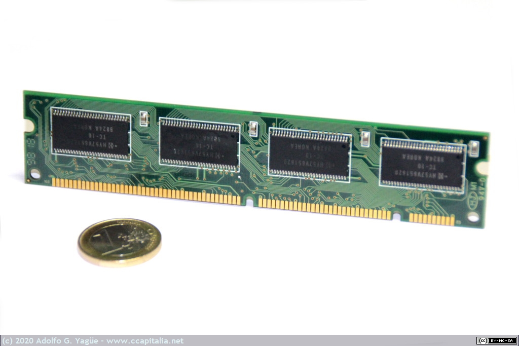 730 - DIMM SDR (Single Data Rate Synchronous) de 168 pines y 64MB (Hyundai), 1998