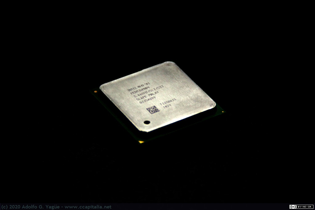 734 - Microprocesador Intel Pentium 4. 32bits y 2,66GHz, 2001