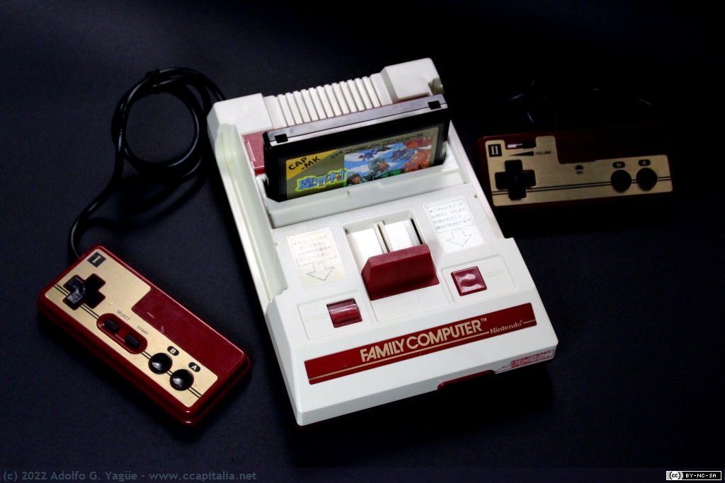 1592 - Videoconsola Nintendo Family Computer HVC-001 (Famicom), 1983