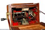 1654 - Teléfono Sft. 04. Funciona con batería local y magneto. Detalle del interior del pupitre (2), 1900