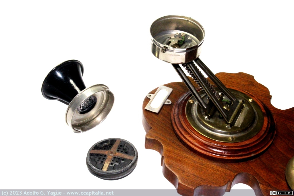 1654 - Teléfono Sft. 04. Detalle del micrófono: cápsula de micrófono de carbón (4), 1900