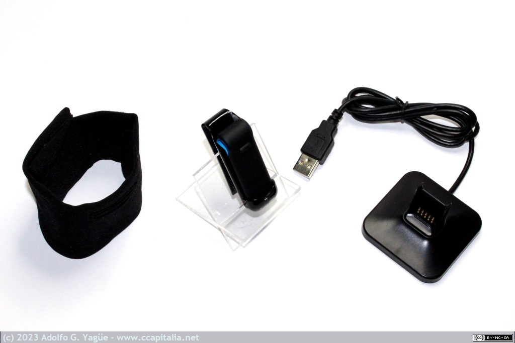 1777 - Clip de actividad Fitbit Ultra en la pinza para cinturón junto a la muñequera de sueño y base USB y radio (1), 2009