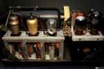 1808 - Philips 2511. Tetrodos amplif. RF (x2), triodo detección, triodo amplif. BF y diodo rectificacion AC (2), 1930