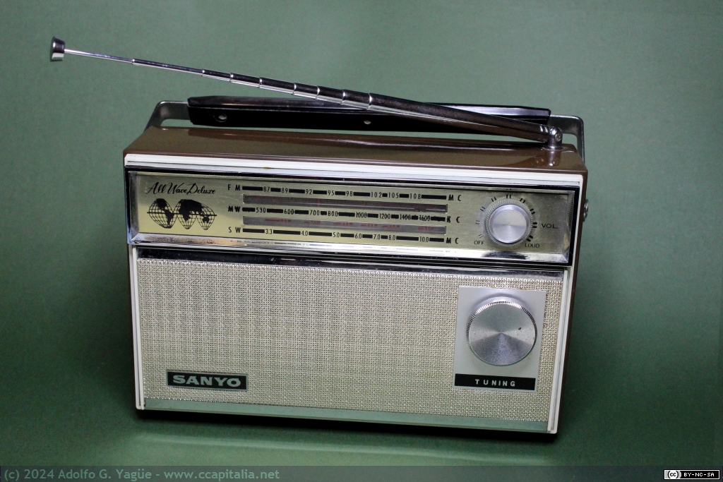 1811 - Sanyo All Wave Deluxe. Recepción de radio de onda media, onda corta y frecuencia modulada (1), 1970