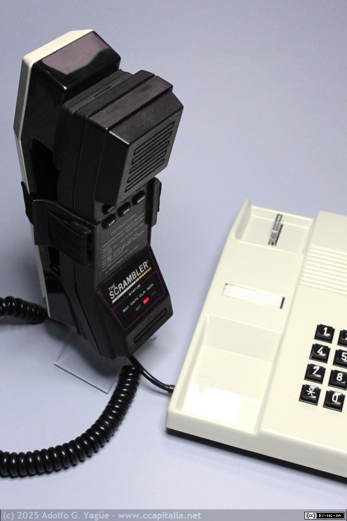 1818 - The Scrambler ACS-2 acoplado a cada de uno de los telefónos -convencionales- de la comunicación (3), 1991