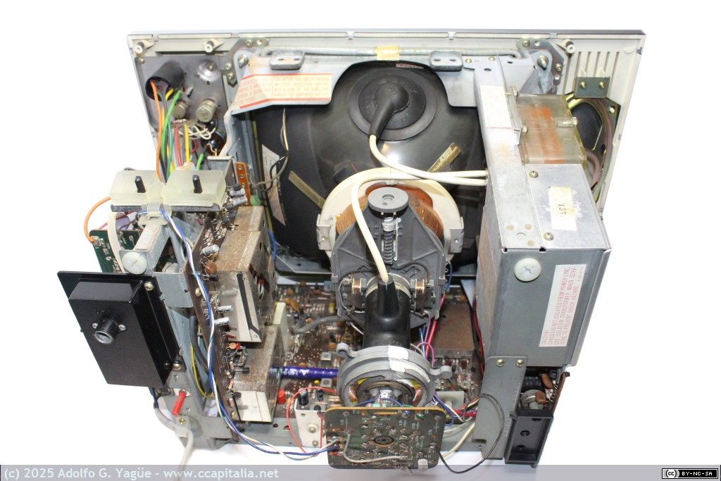 2010 - Sony Trinitron KV-1330UB. Detalle interior (3), 1971