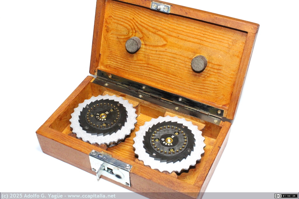 2001 - Caja con los rotores IV y V para la máquina de cifrado Enigma I. Réplica no funcional (1), 1938
