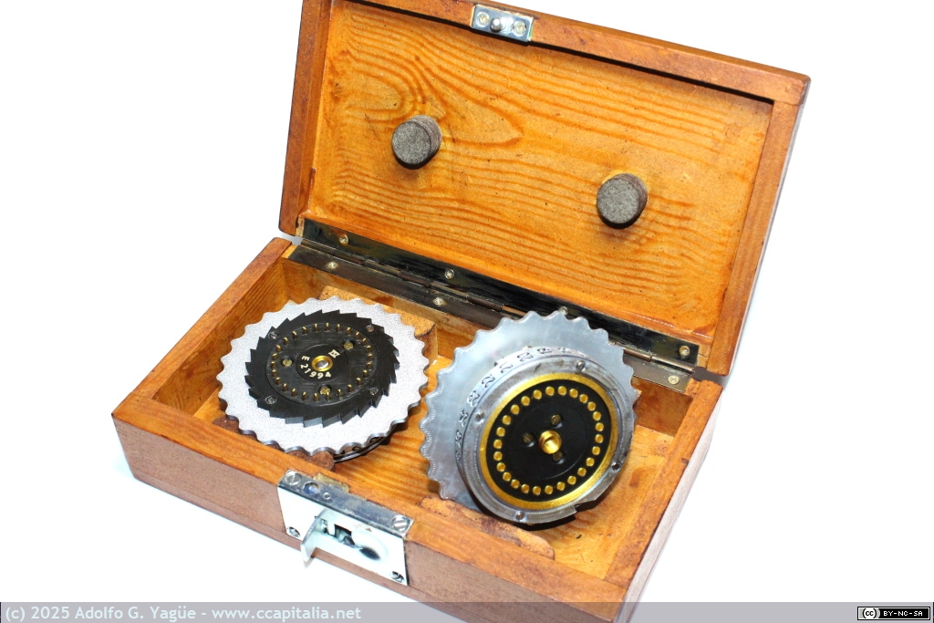 2001 - Caja con los rotores IV y V para la máquina de cifrado Enigma I. Réplica no funcional (2), 1938