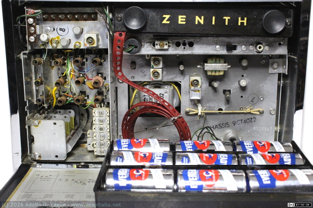 1693 - Zenith Trans-Oceanic Royal 1000. Detalle interior, antena wavemagnet y baterias (3), 1958