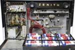 1693 - Zenith Trans-Oceanic Royal 1000. Detalle interior, antena wavemagnet y baterias (3), 1958