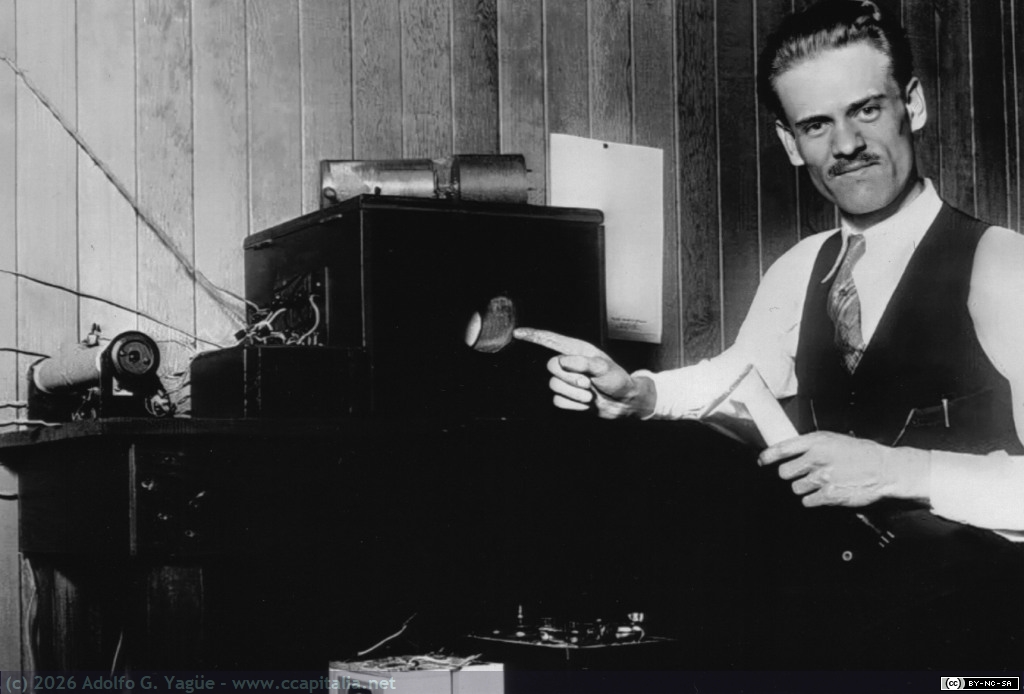 1795 - Philo T. Farnsworth junto a un receptor de televisión sosteniendo un tubo de rayos catódicos, 1929